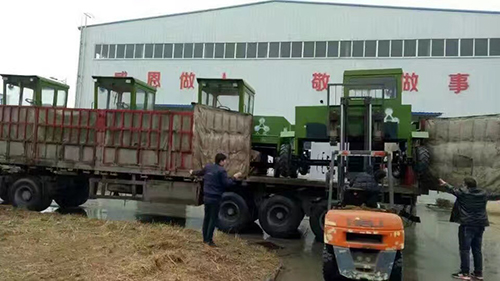 有机肥设备-大批翻堆机向山东客户奔去！