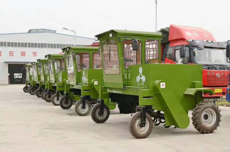 山东客户订购一批轮式翻堆机准备发货